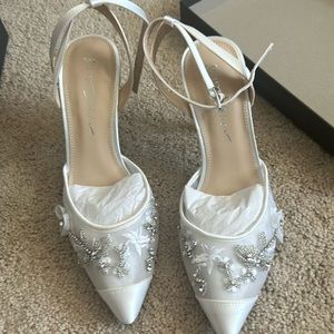 Betsy Johnson Brand New Size 8 wedding shoe. Ivory.